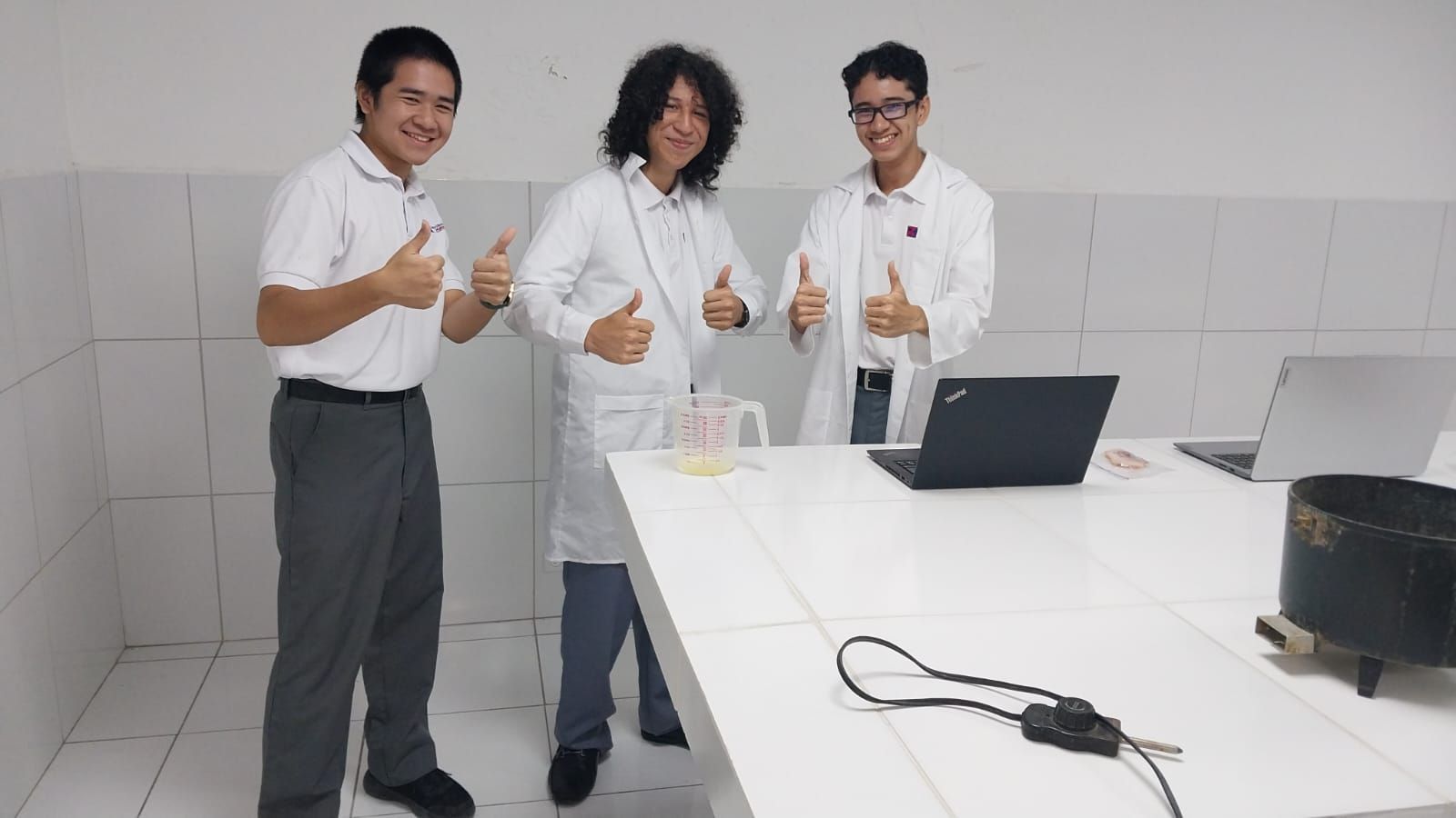Alumnos presentando un experimento de química en el laboratorio del CEI Montessori