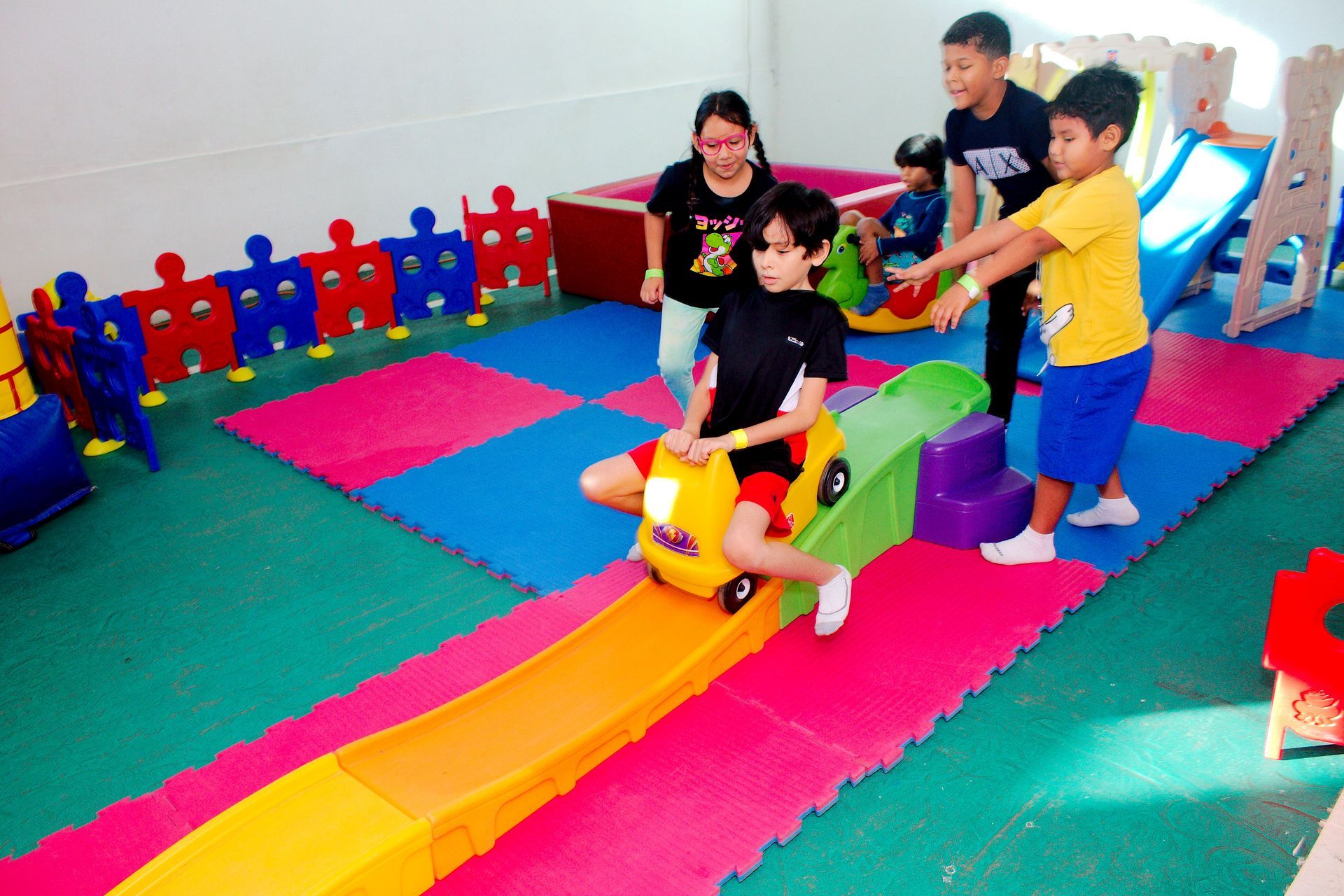 Niños jugando en el área de estimulación temprana del CEI Montessori 