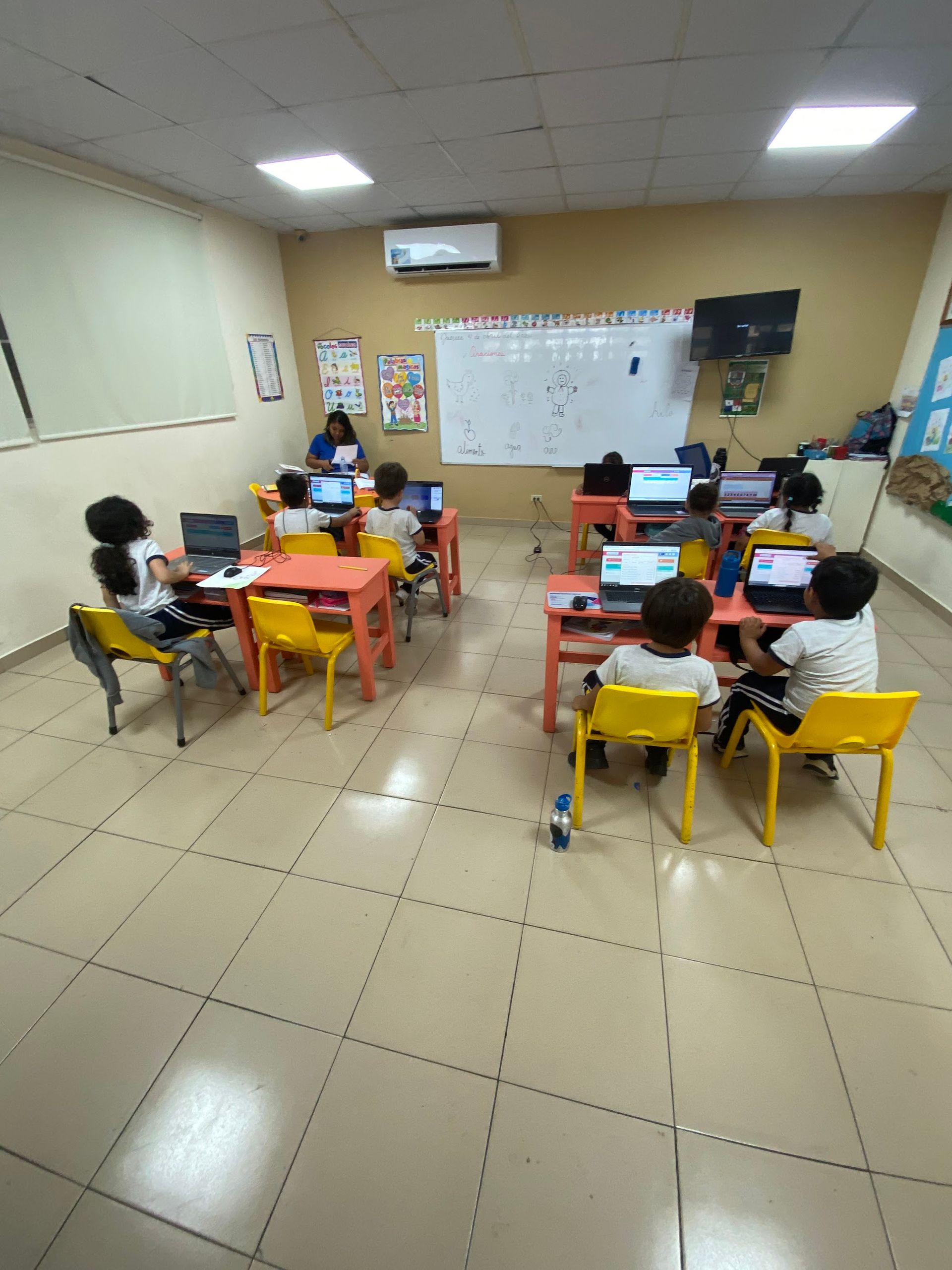 Estudiantes de primaria en clase de informática en CEI Montessori