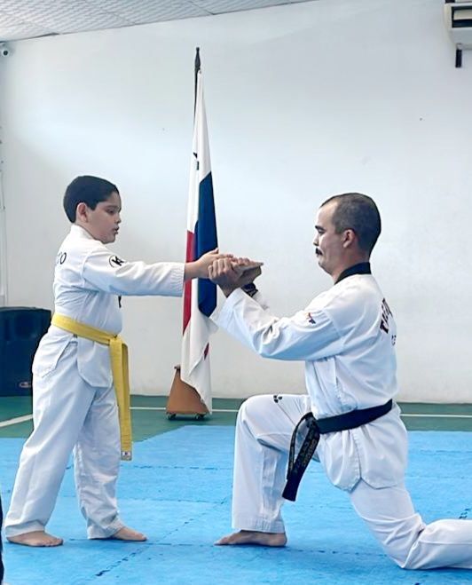 Clase de taekwondo en el CEI Montessori Panamá como parte del desarrollo físico y disciplina escolar.