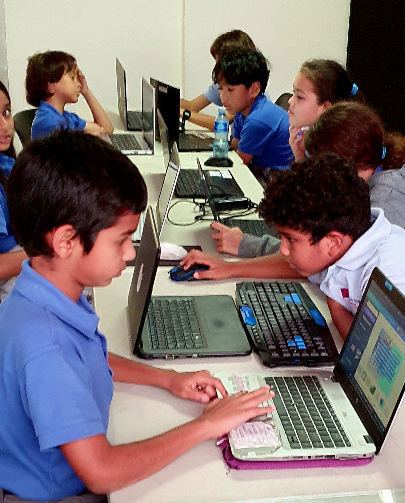 Estudiantes de primaria en clase de informática en CEI Montessori 