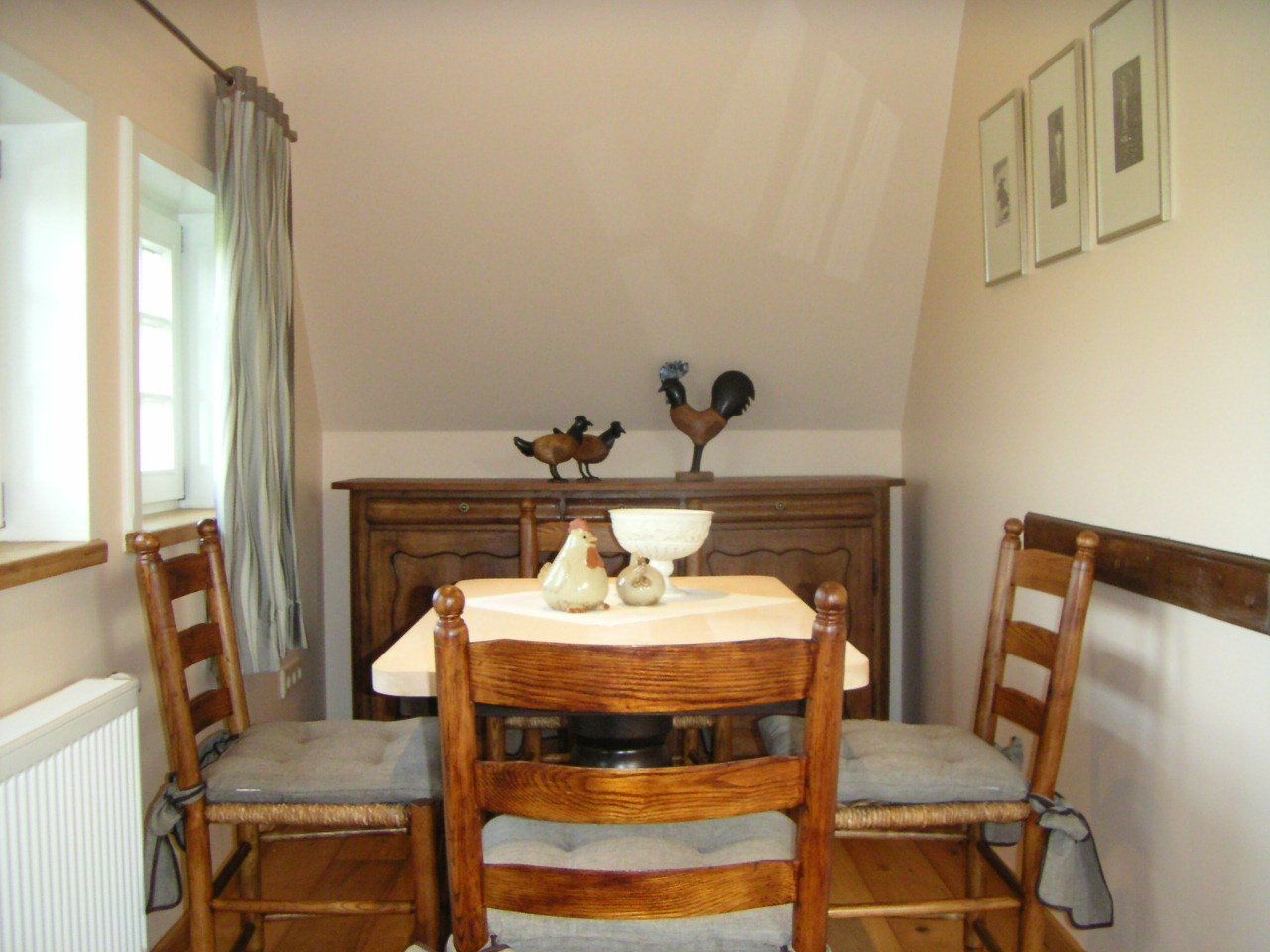 Een kleine eetkamer met een tafel en stoelen