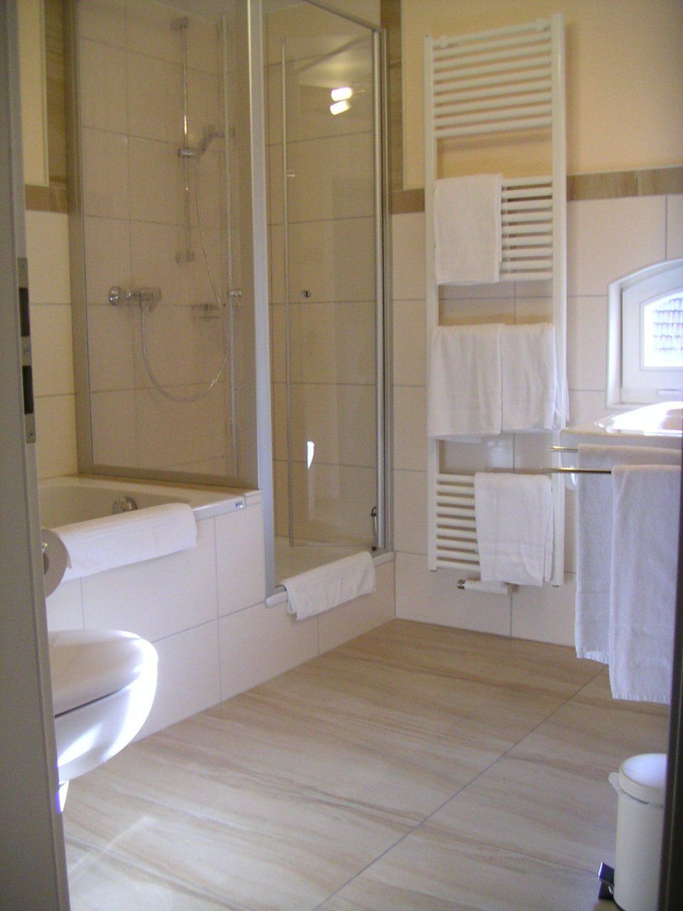 Een badkamer met toilet, wastafel en douche