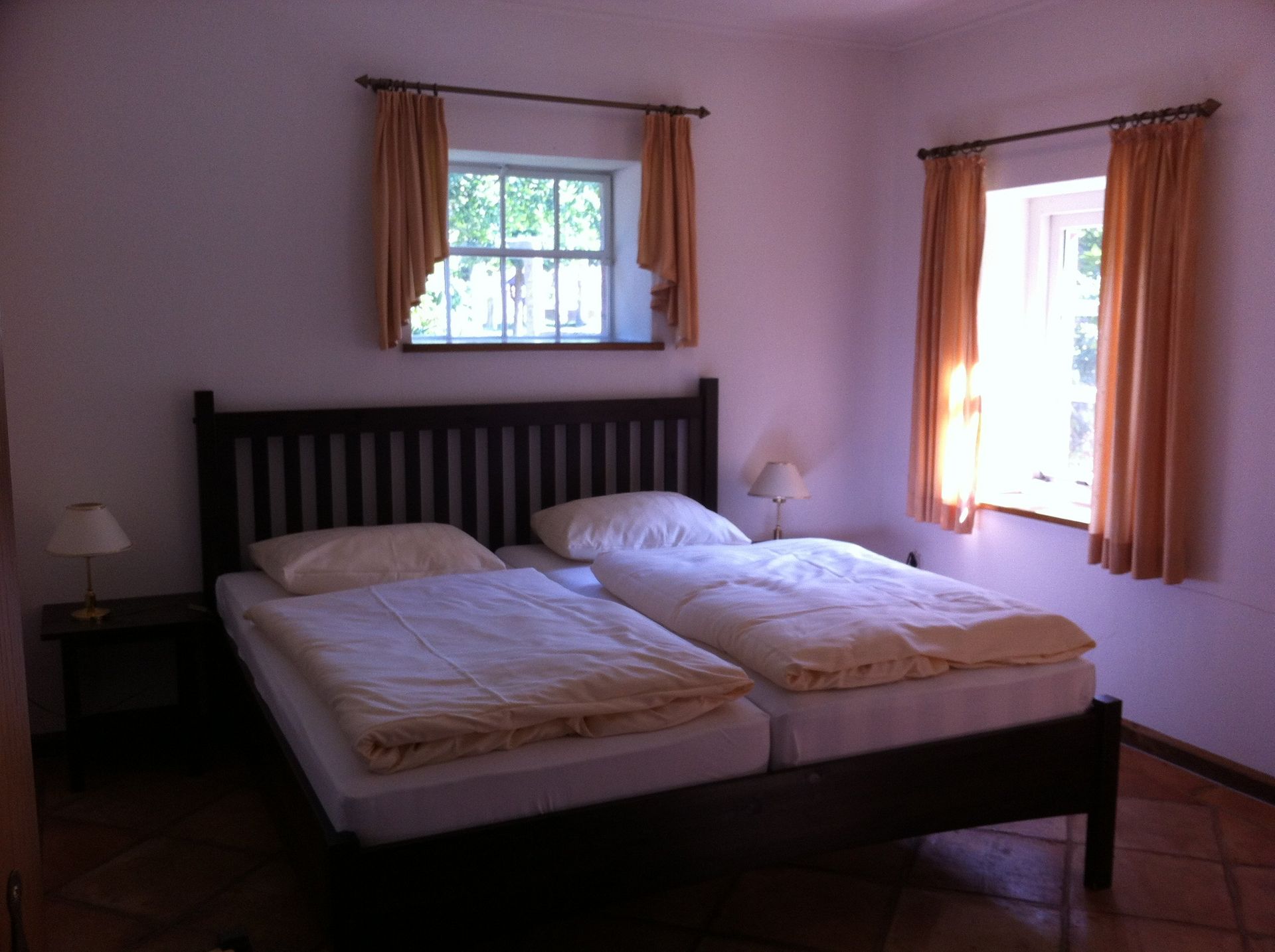 Een slaapkamer met twee bedden en een raam