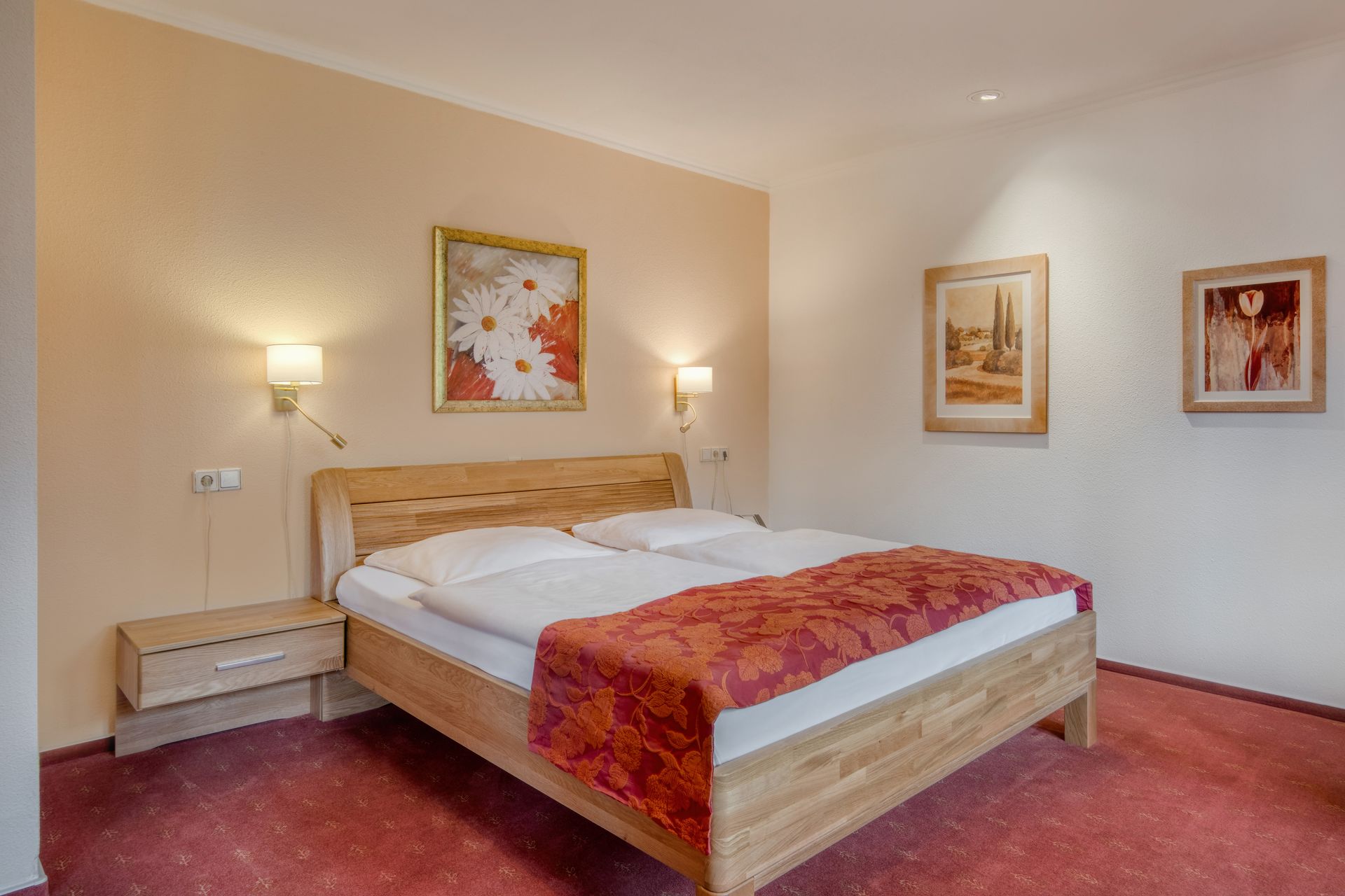 In der Mitte des Zimmers steht ein großes Bett.