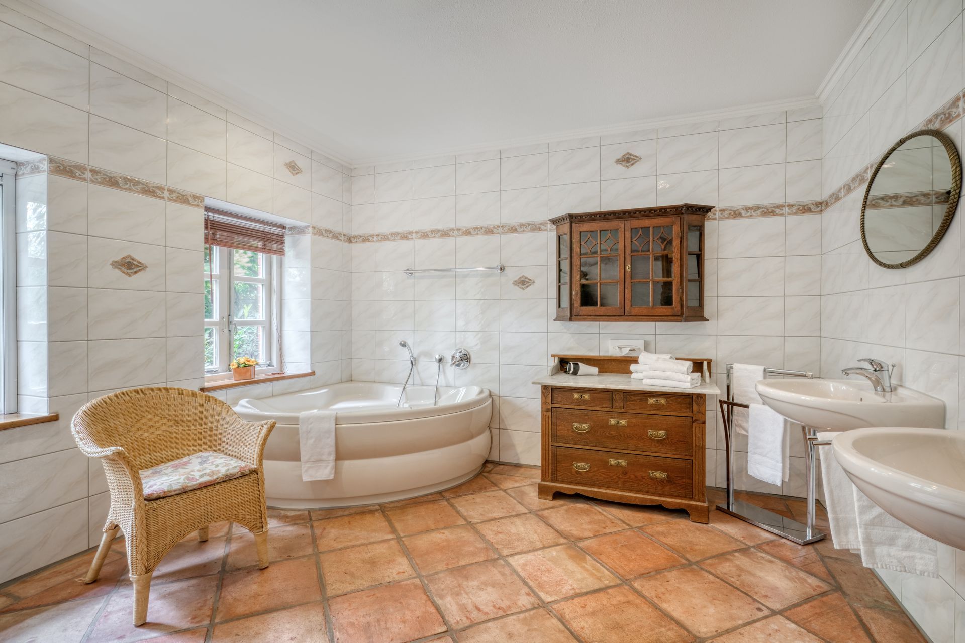 Ein Badezimmer mit Badewanne, Waschbecken und Stuhl.