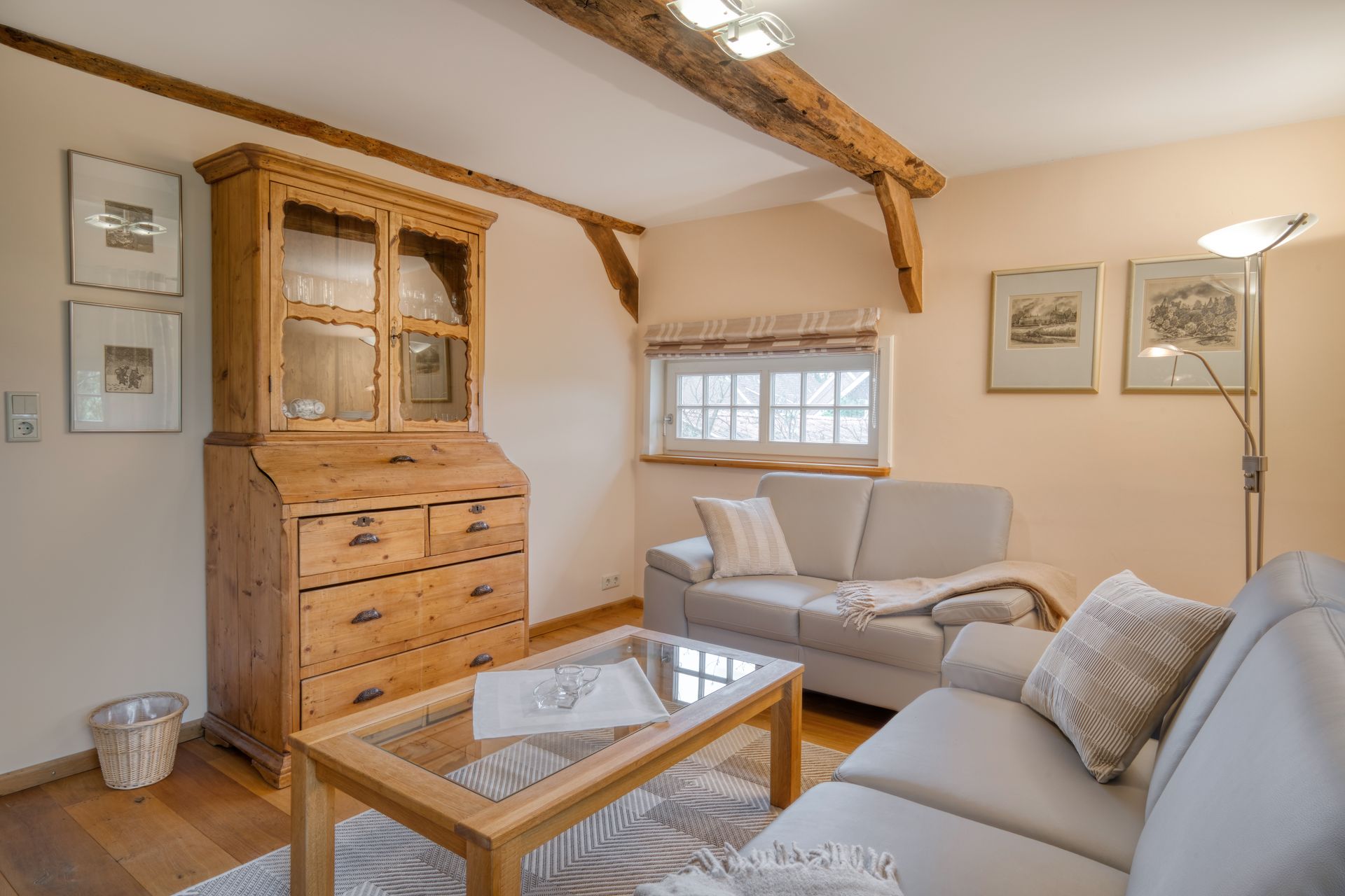 Ein Wohnzimmer mit Couch, Couchtisch, Kommode und Schrank.