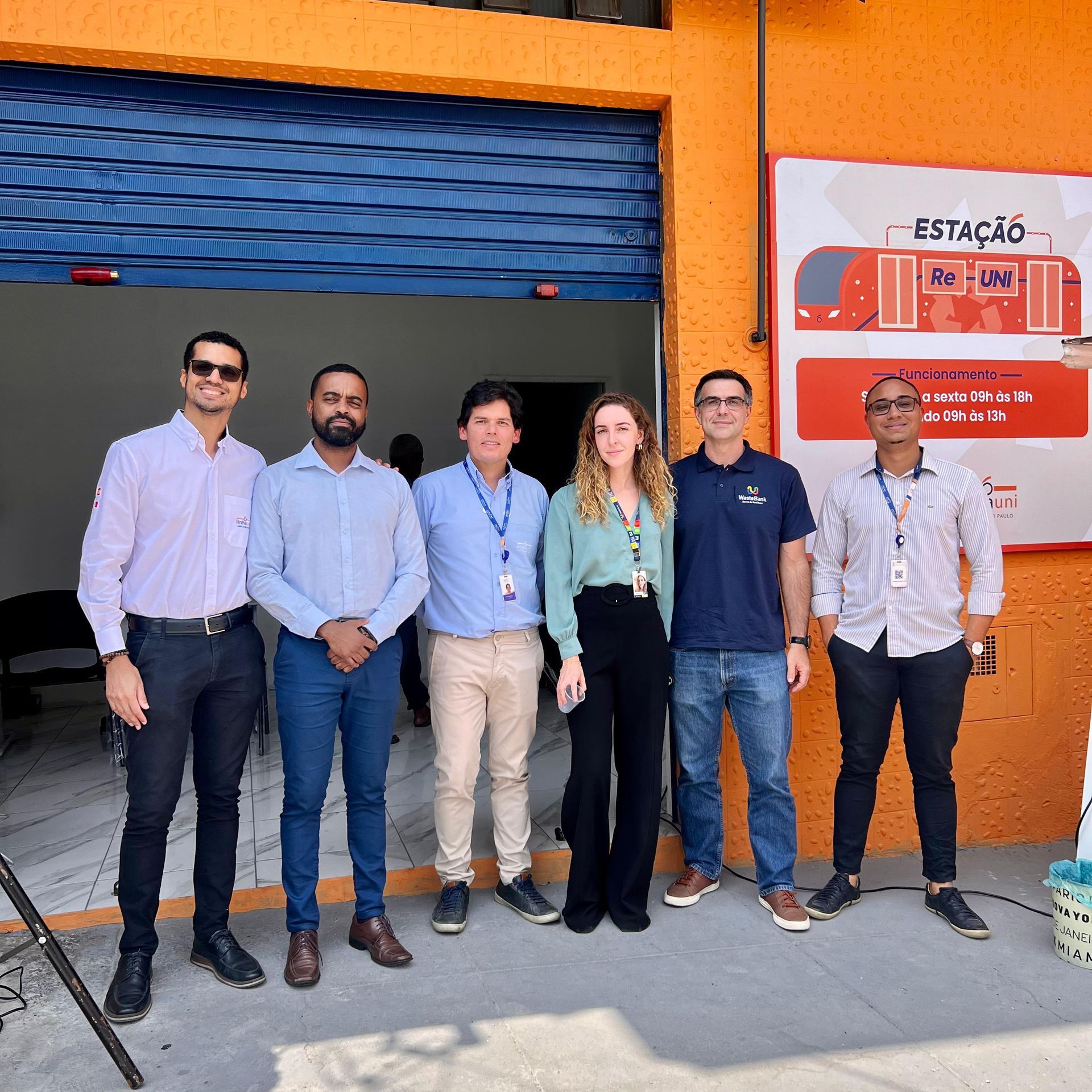 equipe Linha Uni e WasteBank juntas no espaço