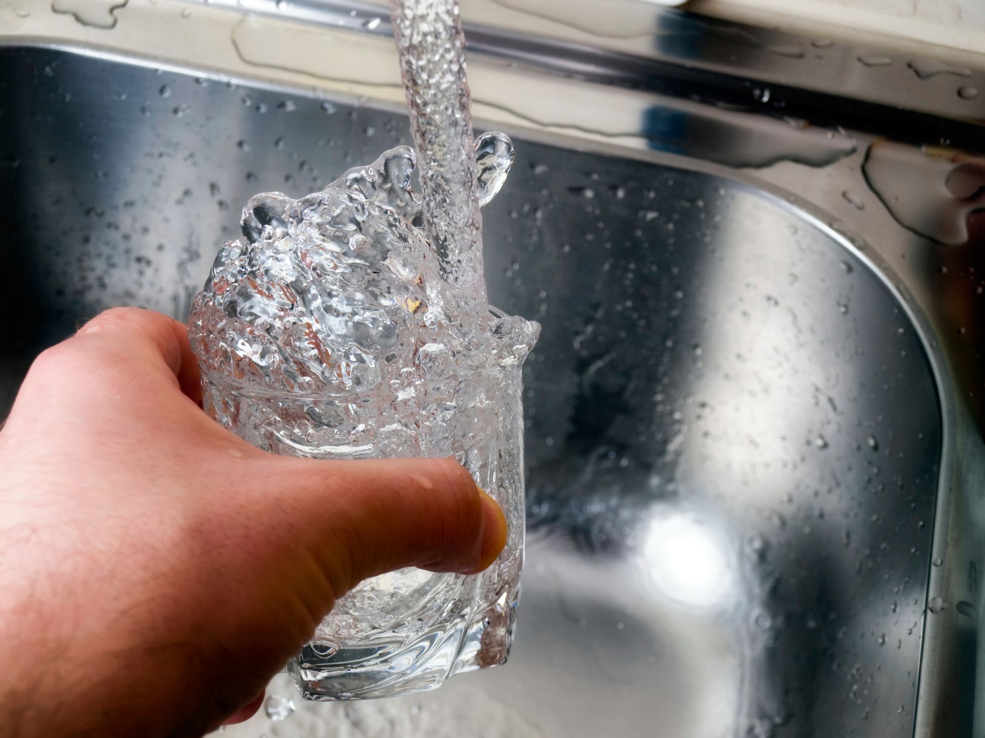 Conoce algunos consejos para saber si el agua es potable