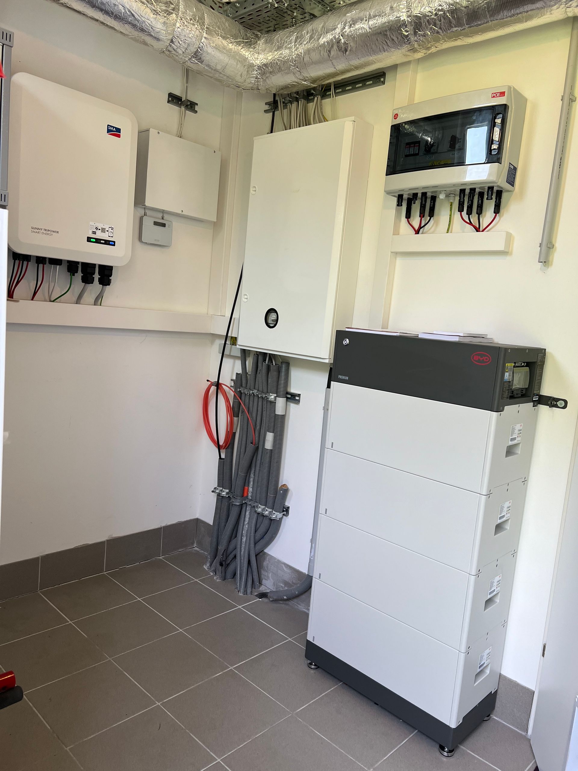 Kleiner Hauswirtschaftsraum mit an der Wand montierten Elektroverteilern,