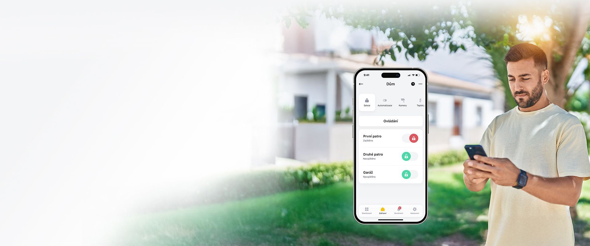 Ein Mann benutzt im Freien ein Smartphone neben einer schwebenden App-Oberfläche; Alarmanalge