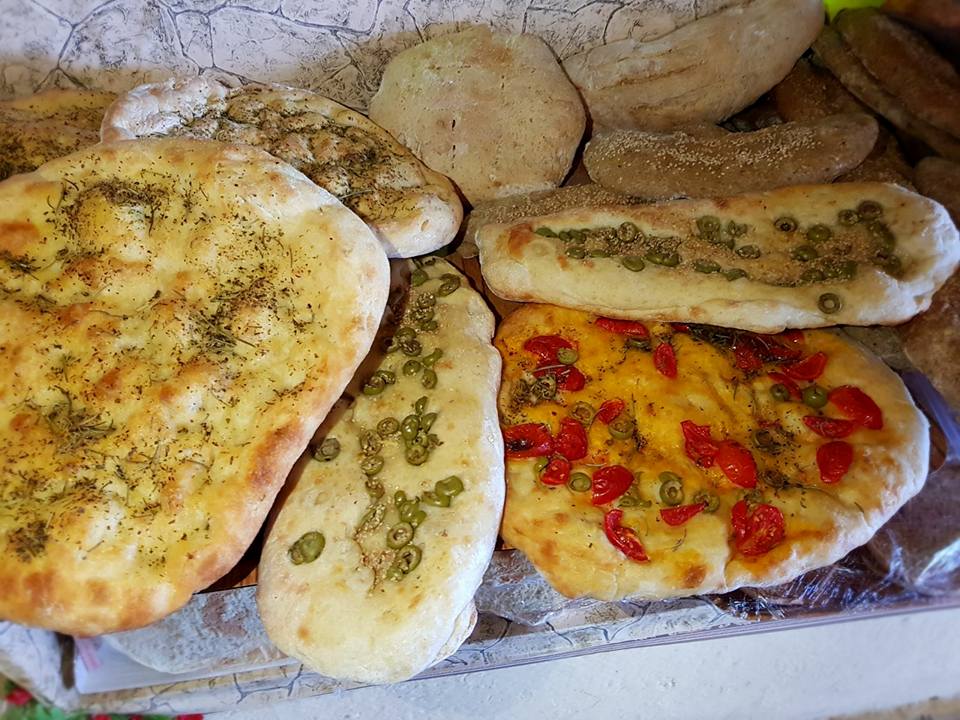 focacce bianche alle olive e al pomodoro