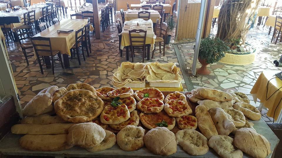 tavolo con prodotti da forno