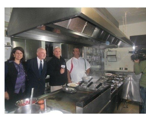 giornalista intervista i cuochi del ristorante