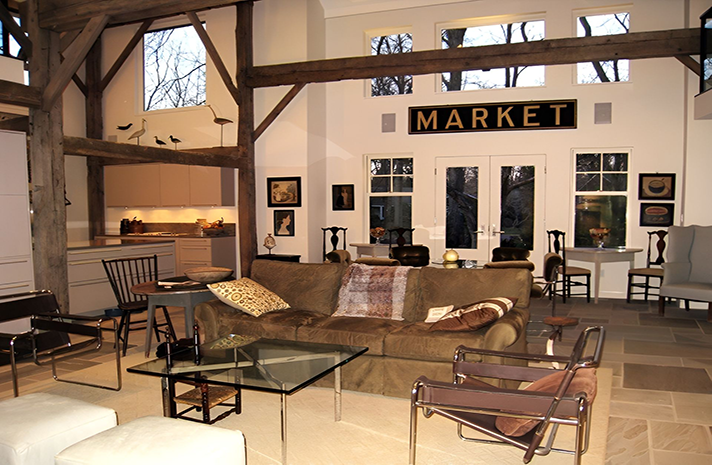 A living room with a sign on the wall that says market