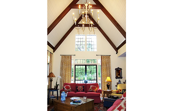 A living room with a chandelier hanging from the ceiling