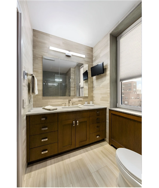 A bathroom with two sinks and a toilet