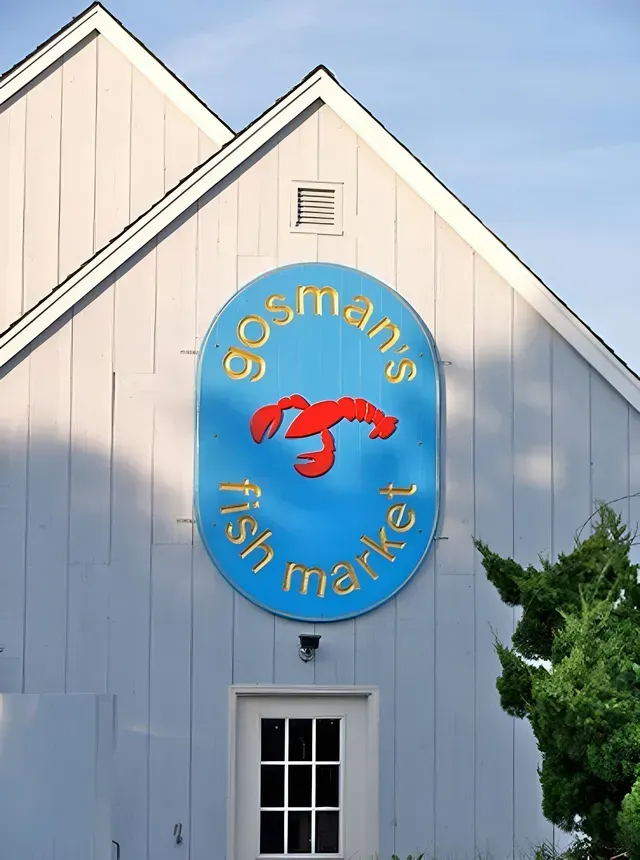 A sign on the side of a building that says gosman 's fish market