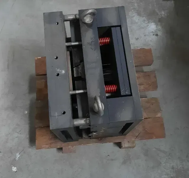 Um pedaço de metal está sobre um palete de madeira