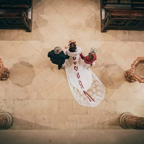 sposa accompagnata all'altare