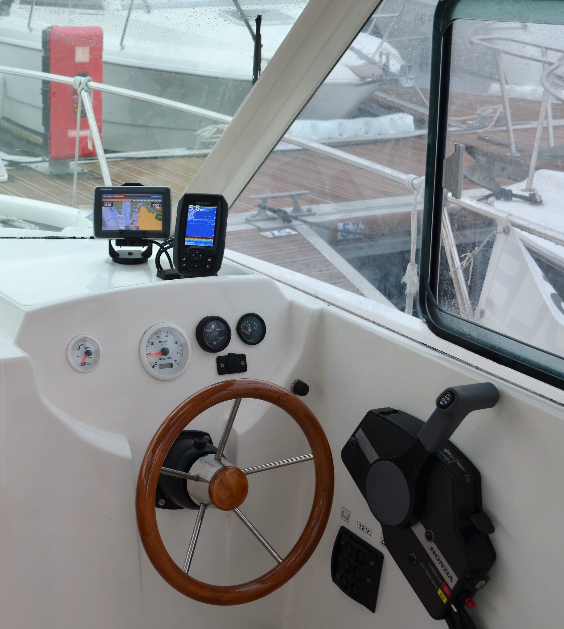 Un bateau avec un volant et un GPS dessus