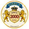 Un logo circolare con bordo dorato e un nastro blu con la scritta