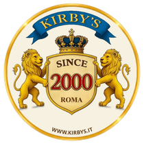 Un logo circolare con bordo dorato e un nastro blu con la scritta 