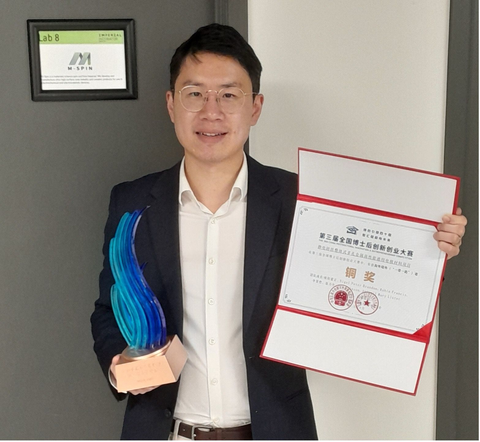 A group of people are standing next to each other in a room.