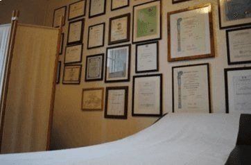 parete con attestati appesi in uno studio medico