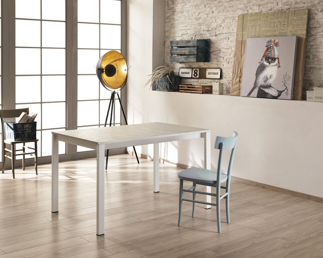 Tavolo moderno in legno color bianco