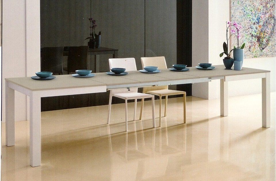 Tavolo in legno moderno con sedie abbinate
