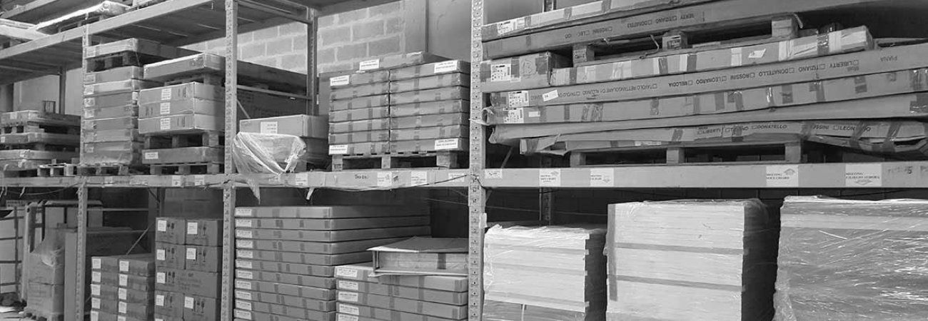 Magazzino complementi d'arredo in legno in vendita