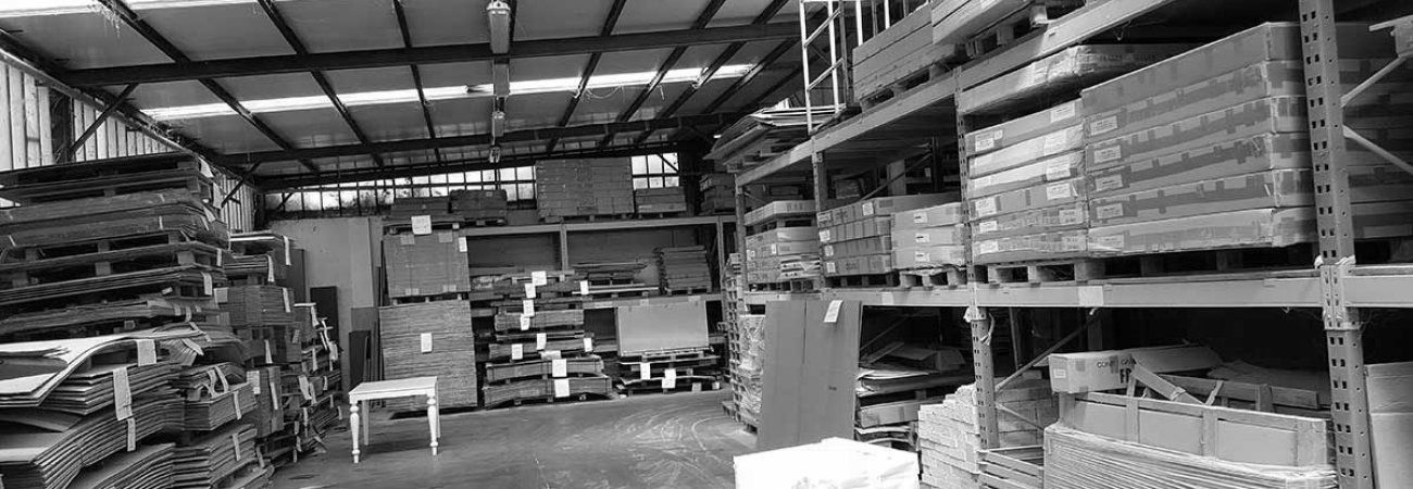 Tavoli e complementi d'arredo in consegna