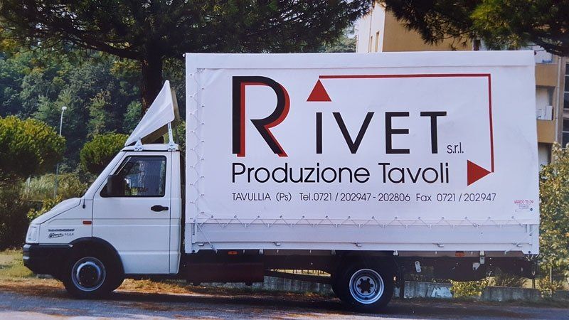 Mezzo per la consegna complementi d'arredo