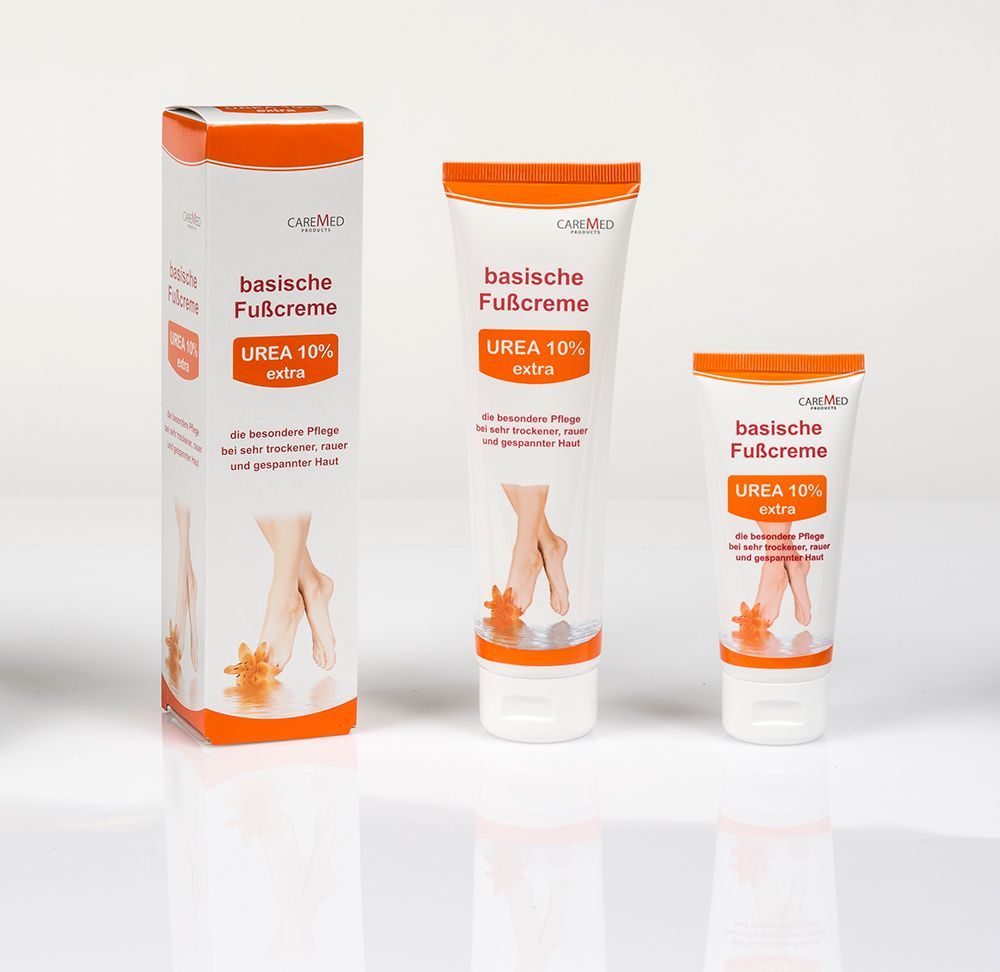 Drei Tuben basicche Fußcreme liegen auf einem Tisch