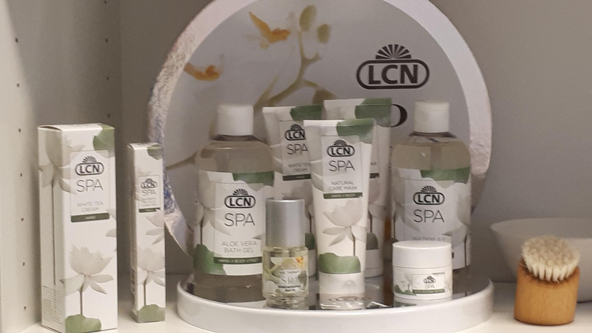 Eine Ausstellung von LCN-Spa-Produkten auf einem Regal