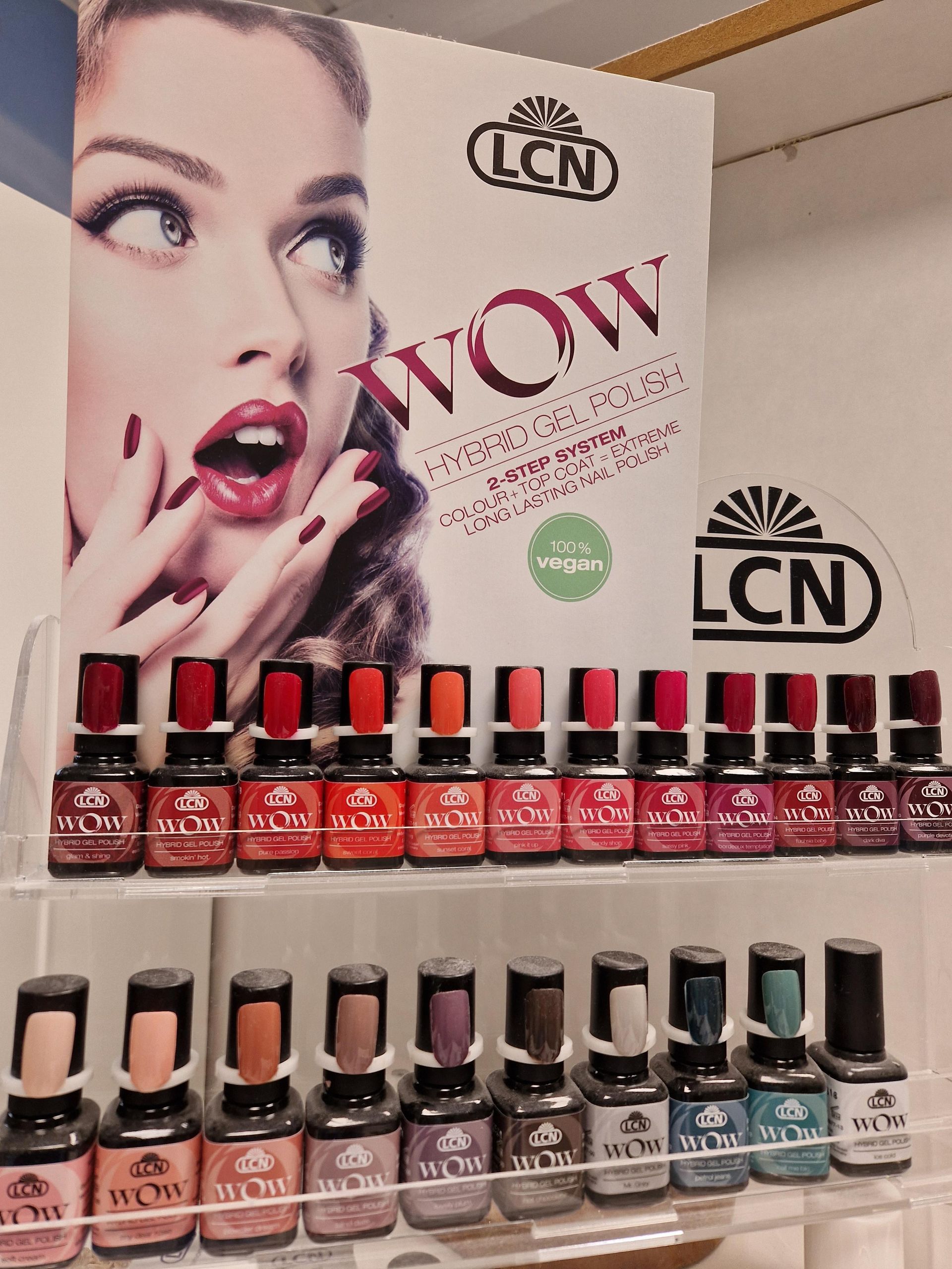Eine Präsentation von LCN-Nagellack mit einer Frau dahinter