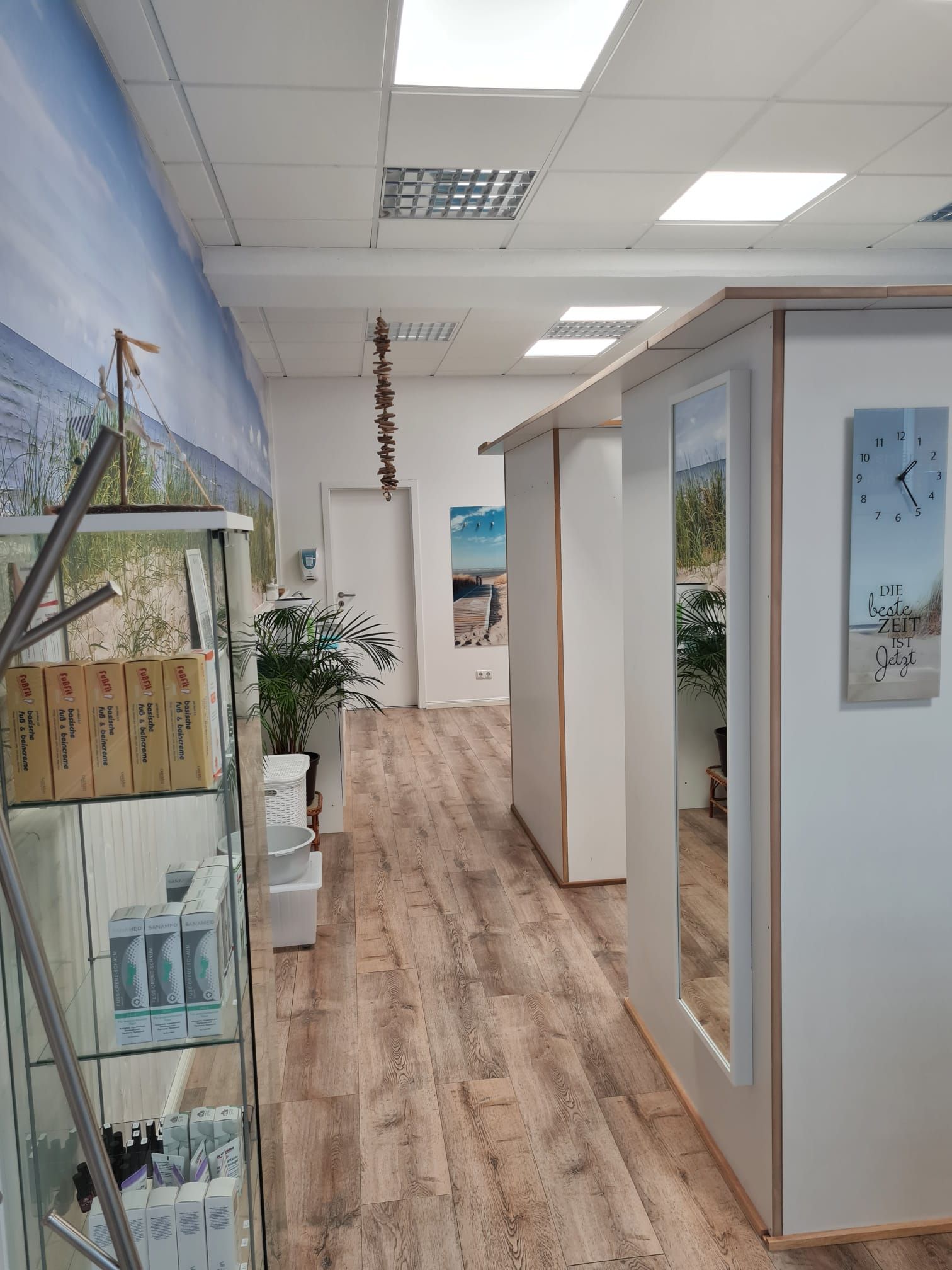 Ein Flur mit Holzboden und einer Uhr an der Wand.