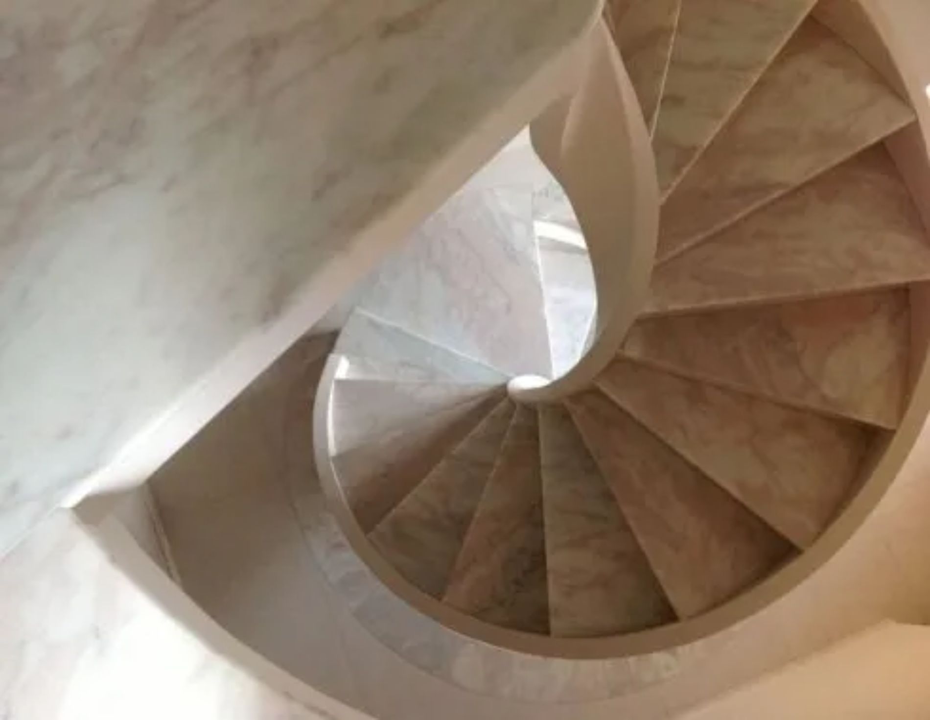 scala a chiocciola in marmo