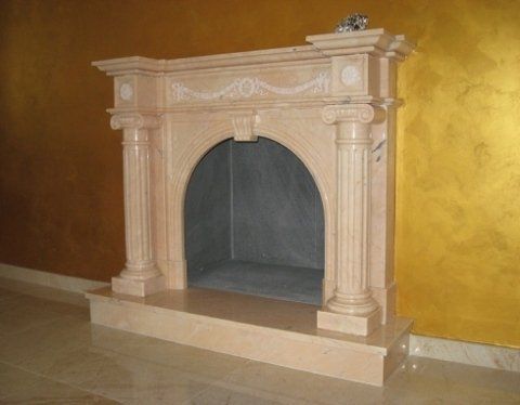caminetto beige in marmo