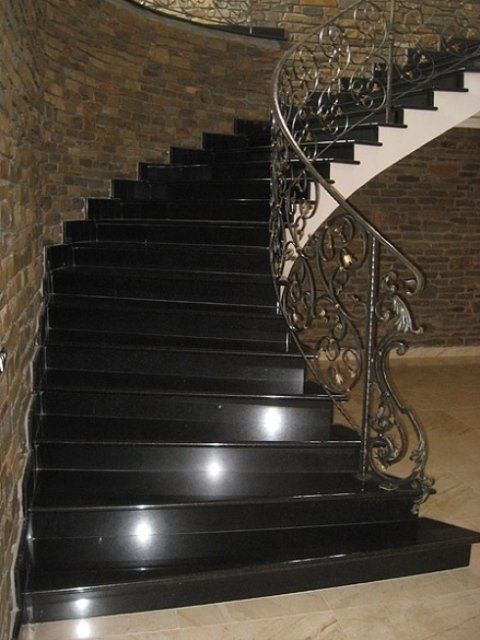 scale eleganti con gradini neri in marmo