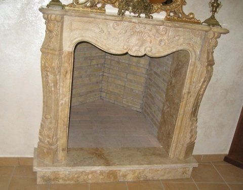 caminetto elegante in marmo beige
