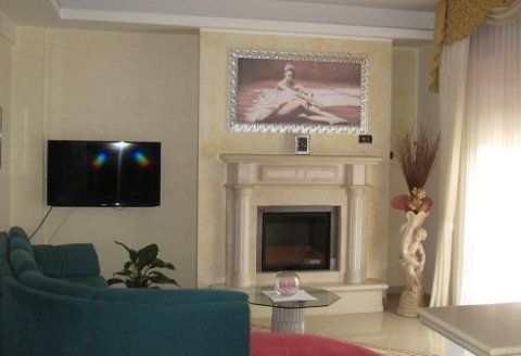 caminetto in marmo in un salotto