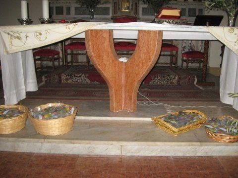 altare di una chiesa in marmo