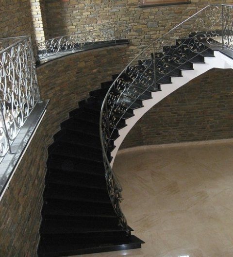 scale con gradini in marmo nero