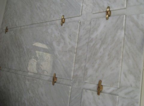 loculi in marmo bianco
