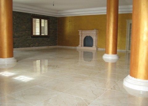 ampia sala con pavimento in marmo