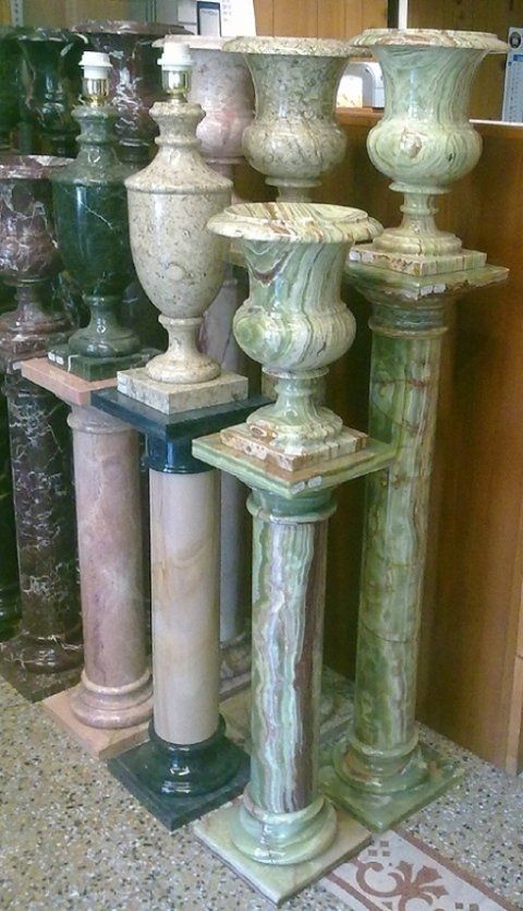 colonne con vasi in marmo