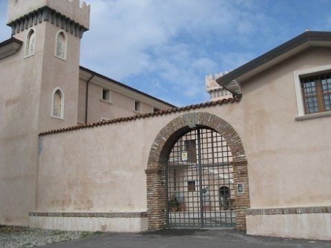 edificio con elementi in pietra