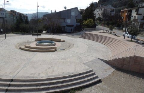 piazza circolare con pavimentazione in marmo